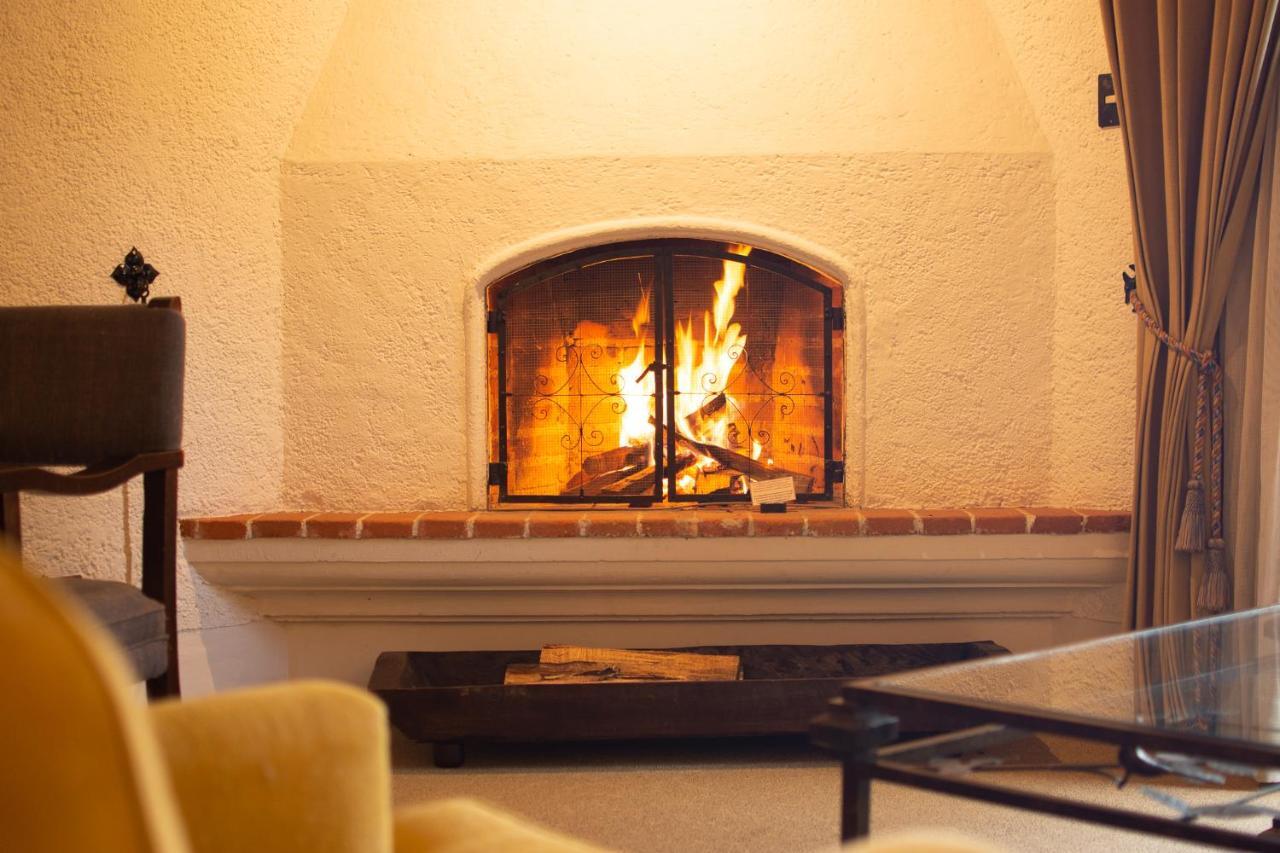 فندق موسيو كاسا سانتو دومينغو أنتيغوا غواتيمالا المظهر الخارجي الصورة A fireplace